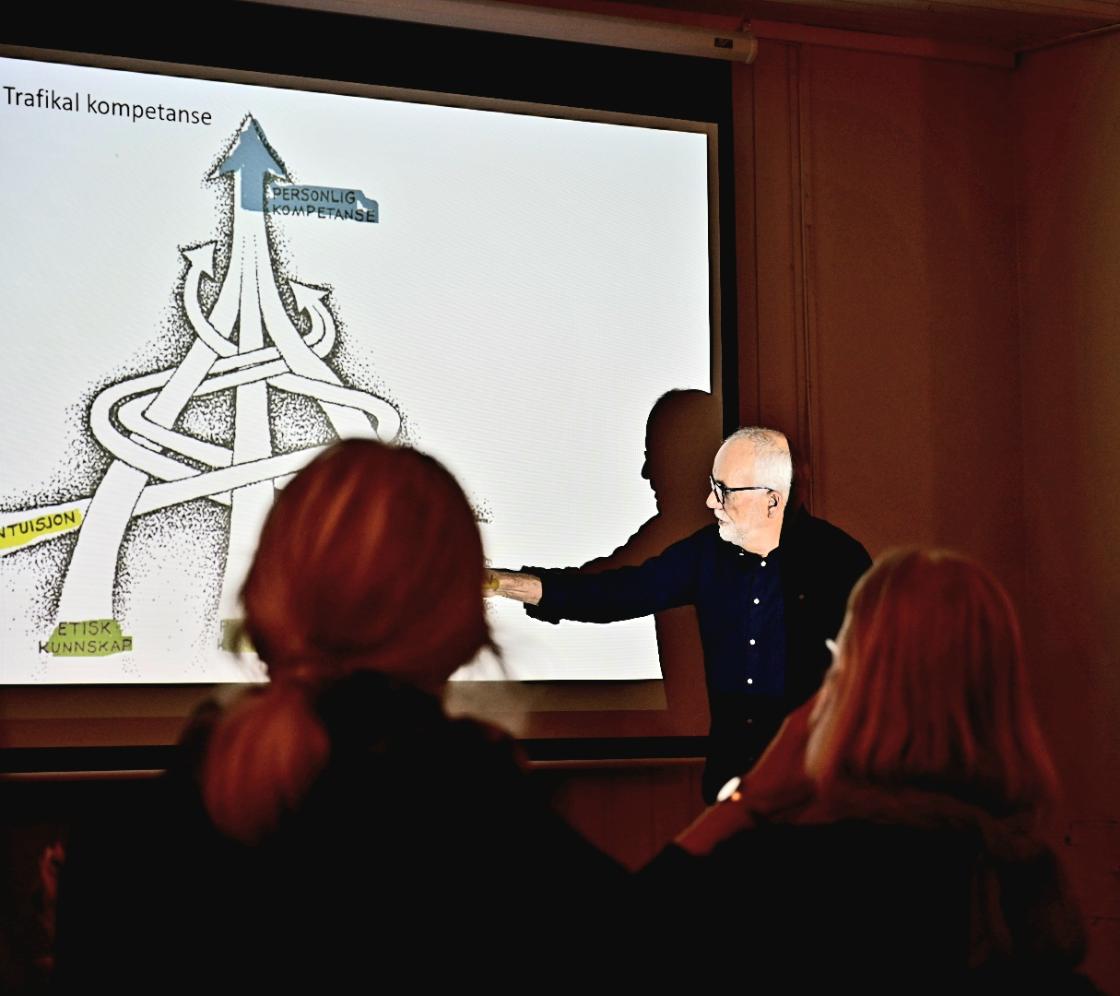 Vi har forskjellige temaer på medlemsmøtene, her oppfriskning av trafikkreglene