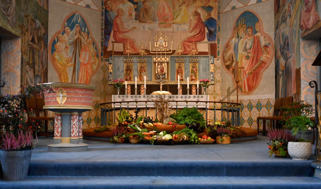 Vi er med på å pynte til Høsttakkefest i kirken vår