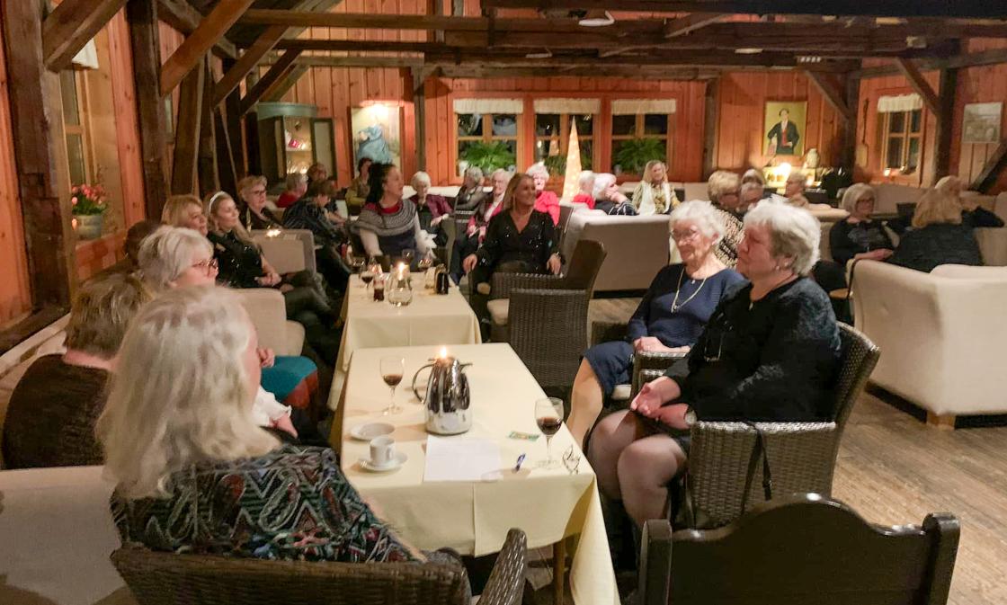 Damene er klare for en hyggelig aften