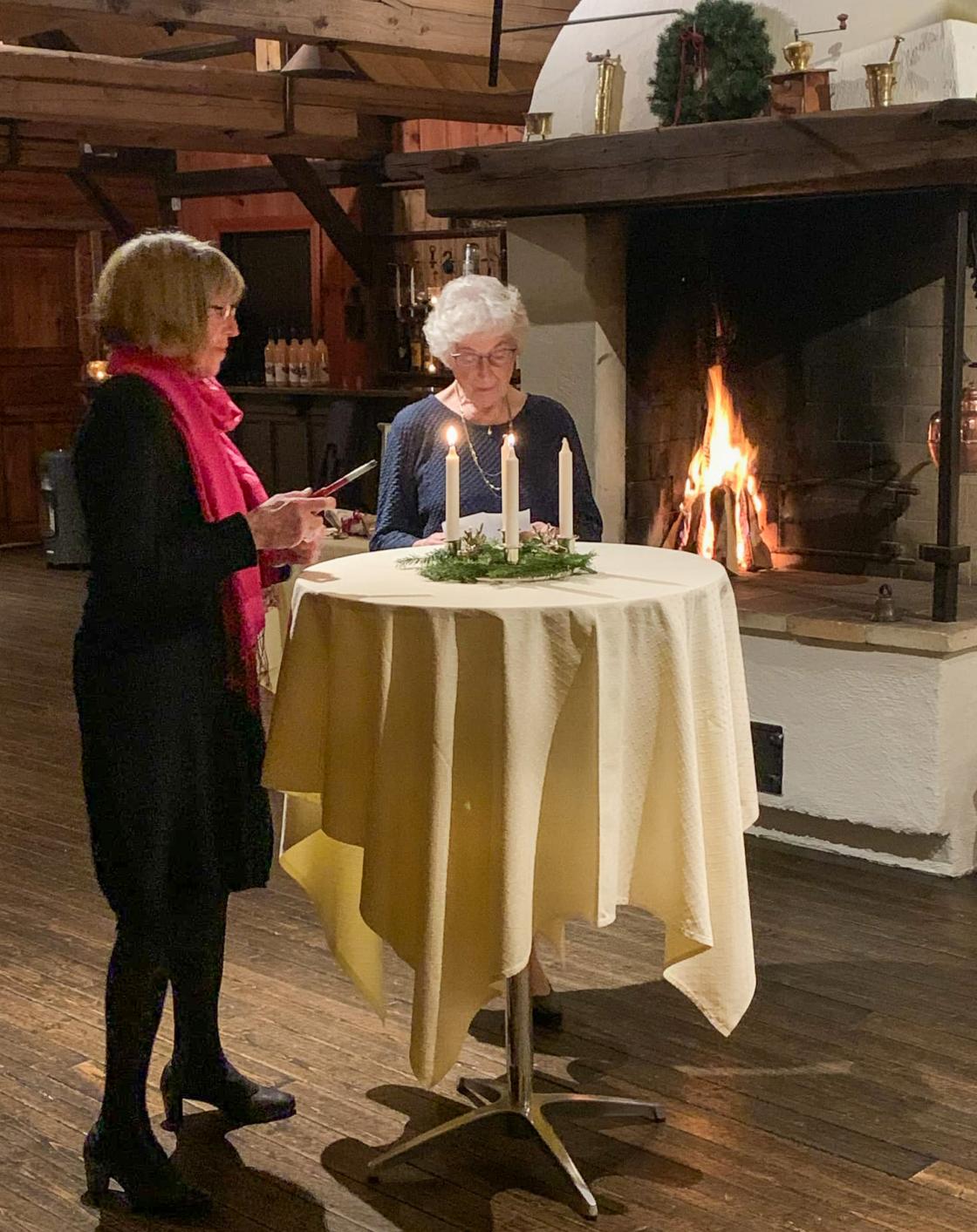 Anne O. Fuller og Aud Bråten leste Inger Hagerup sitt adventsvers