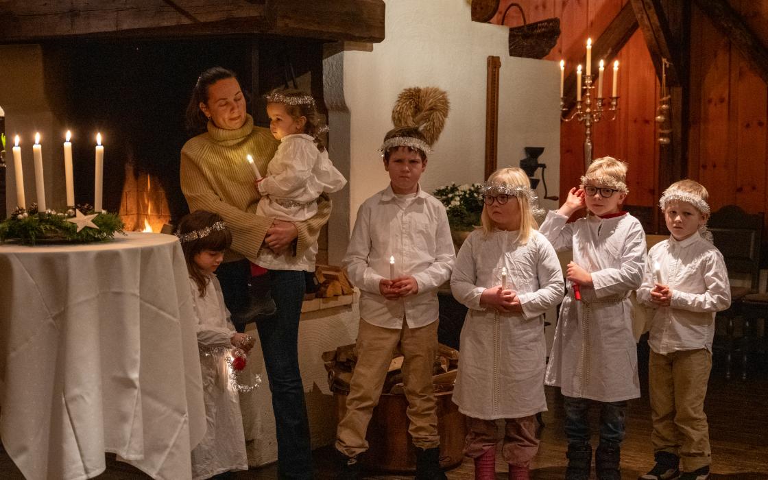 Vi samles til juleavslutning, her med barn som synger Lusia sanger