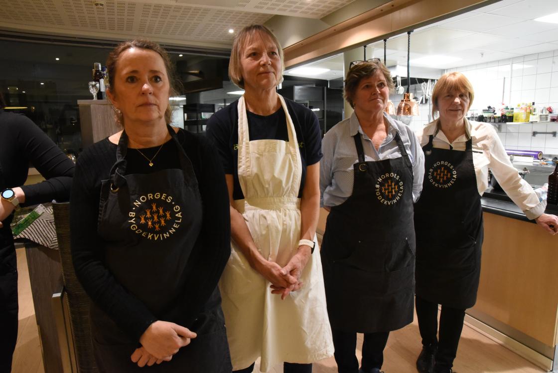 Dyktige medlemmer fra Frogn Bygdekvinnelag står klare for å hjelpe kursdeltagerne. Foto: Helle Cecilie Berger.
