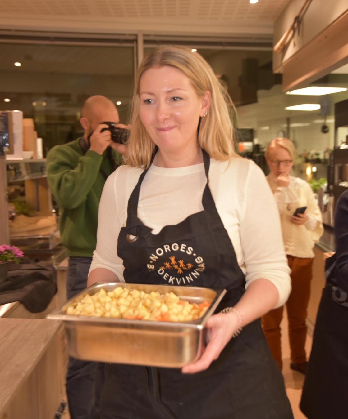 Else Marie Rødby tar med seg ingredienser til gryta som skal lages på bålpanne ute. Foto: Helle Cecilie Berger.