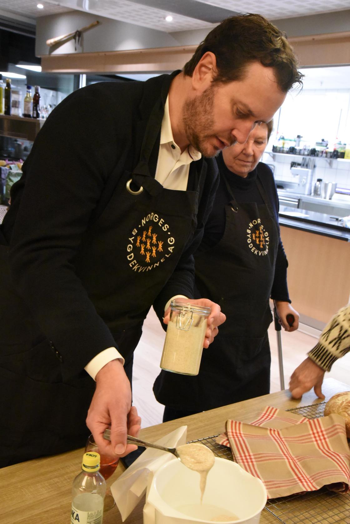 Helge André Njåstad tester sin surdeigstarter. Foto: Helle Cecilie Berger.