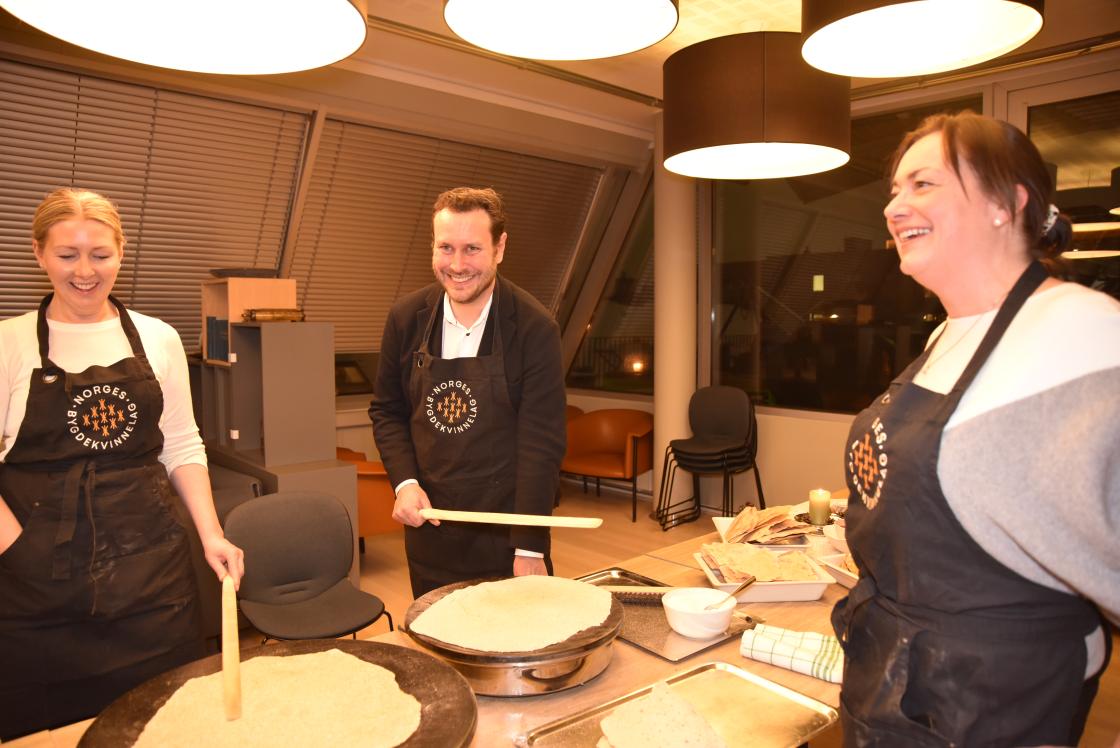 Det er alltid sosialt å stå sammen og steke rundt takker. Else Marie Rødby, Helge André Njåstad og Ragnhild Male Hartviksen. Foto: Helle Cecilie Berger.