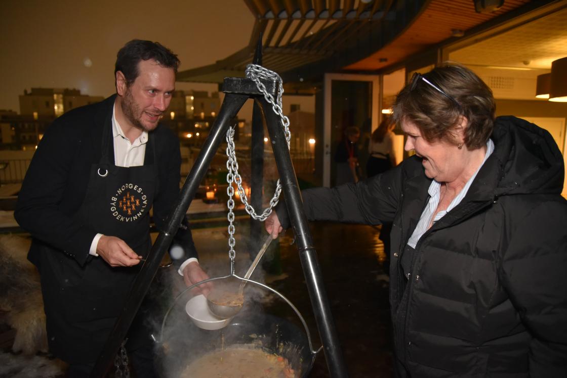 Helge André Njåstad får servert en fantastisk god elgsuppe. Foto: Helle Cecilie Berger.