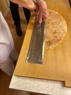 sirupstynnkakene skjæres til med mal