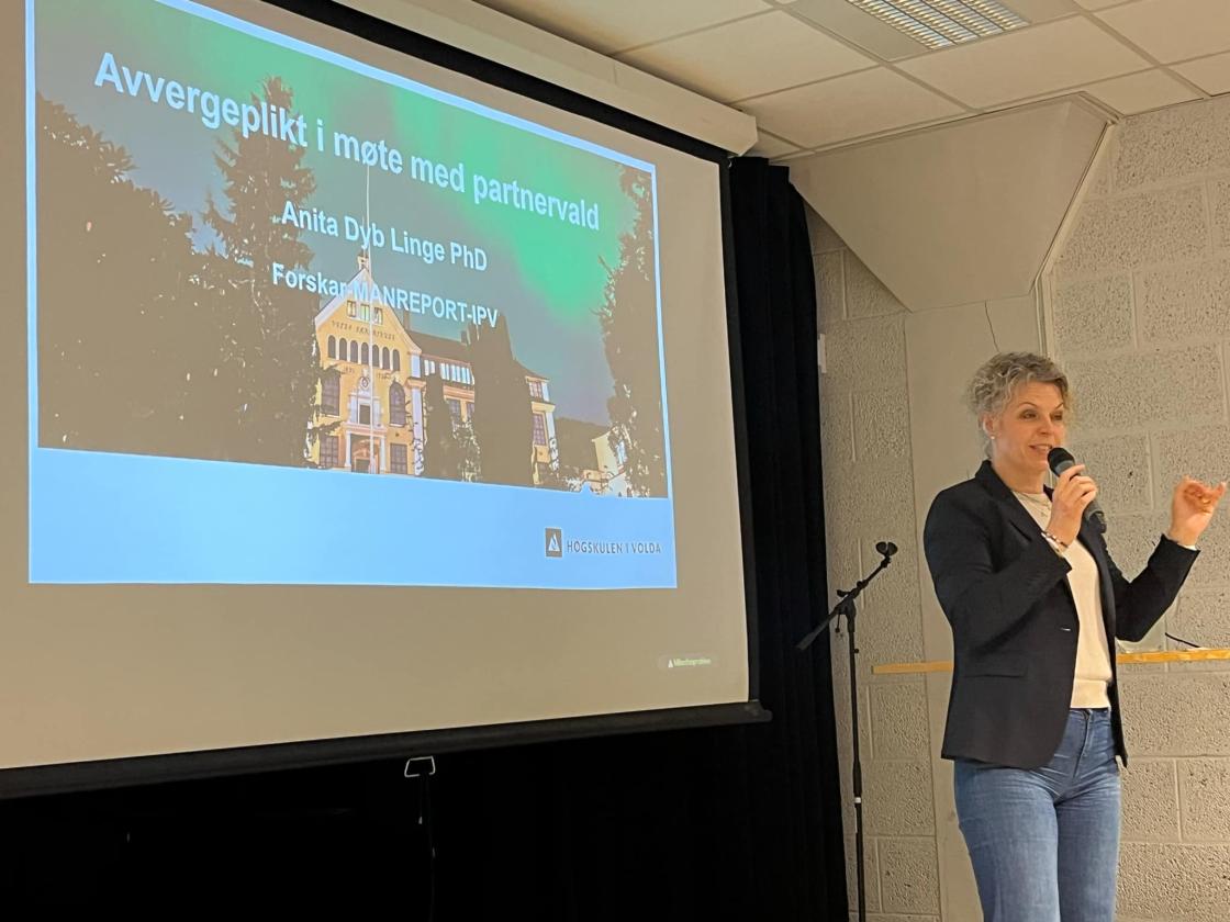 Anita Dyb Linge gav god info om kva lovverket seier  og om avvergeplikt/teieplikt mm. Ho forskar på m.a. vald i nære relasjonar.