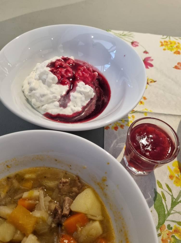 Kjøttsuppe og byggrynskrem med bærsaus