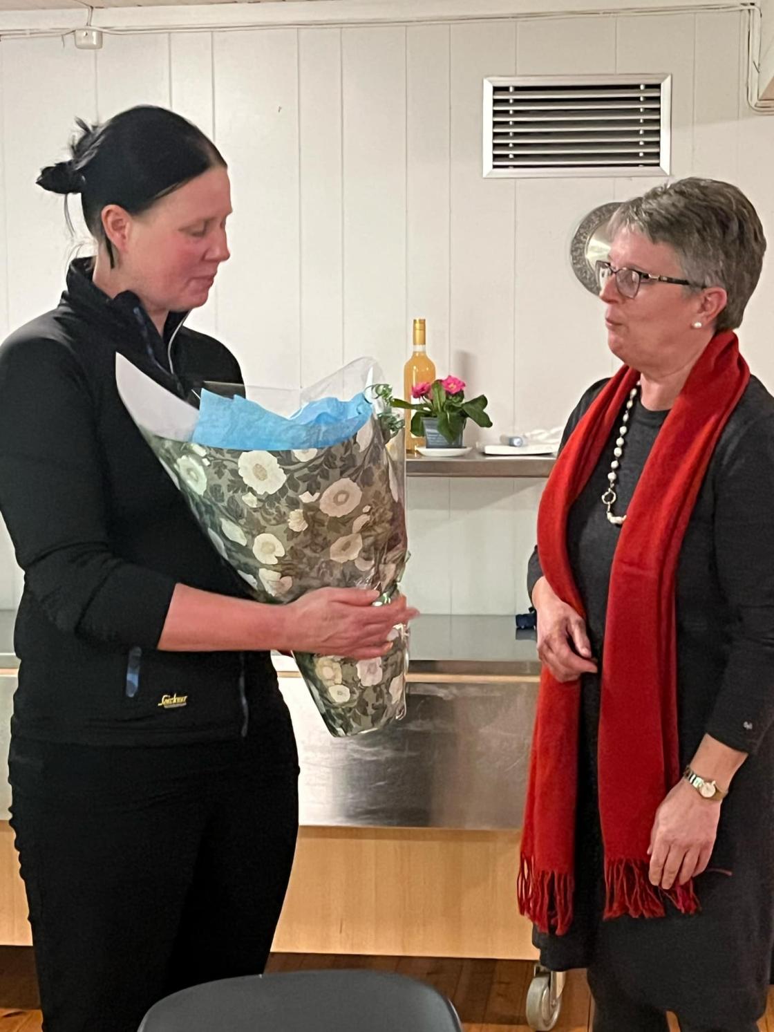 Randi F.O. takkar Grete B.Kvist for at ho kom og fortalte om dyrking I pallekarm.