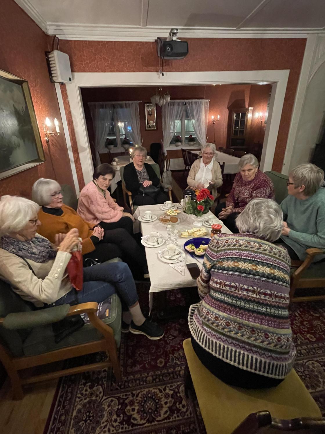 Inger, Alfhild, Aud Brit, Olaug, Mariann, Rigmor, Hilde og Astrid.