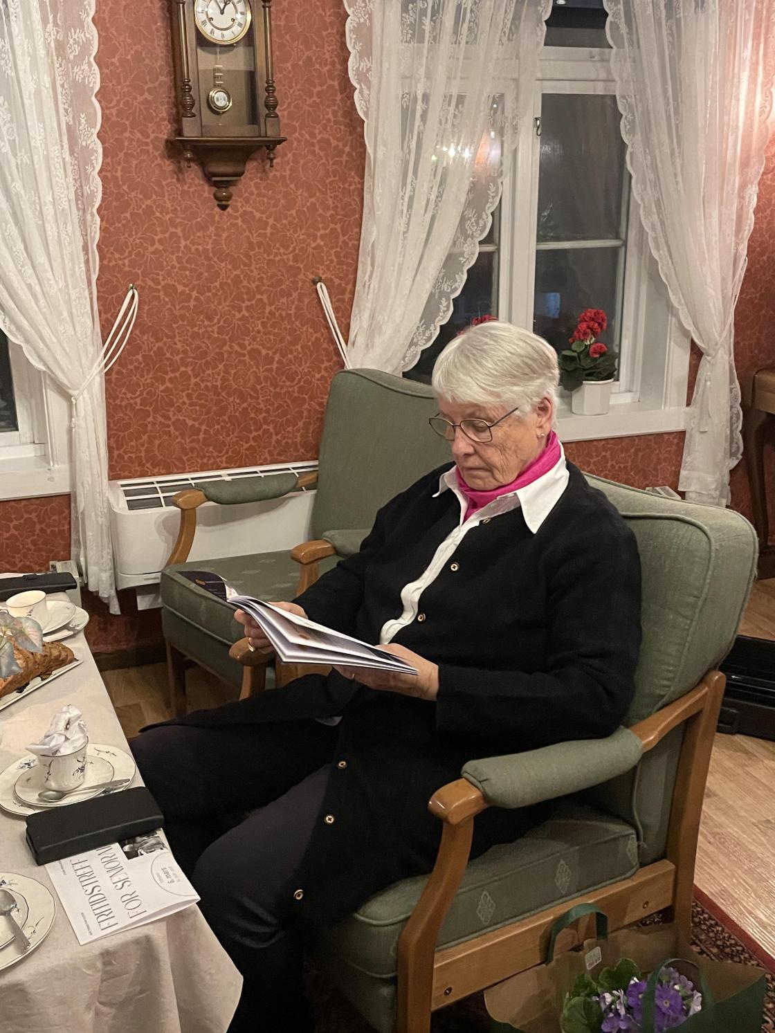 Reidun studerer beredskapsbrosjyre.