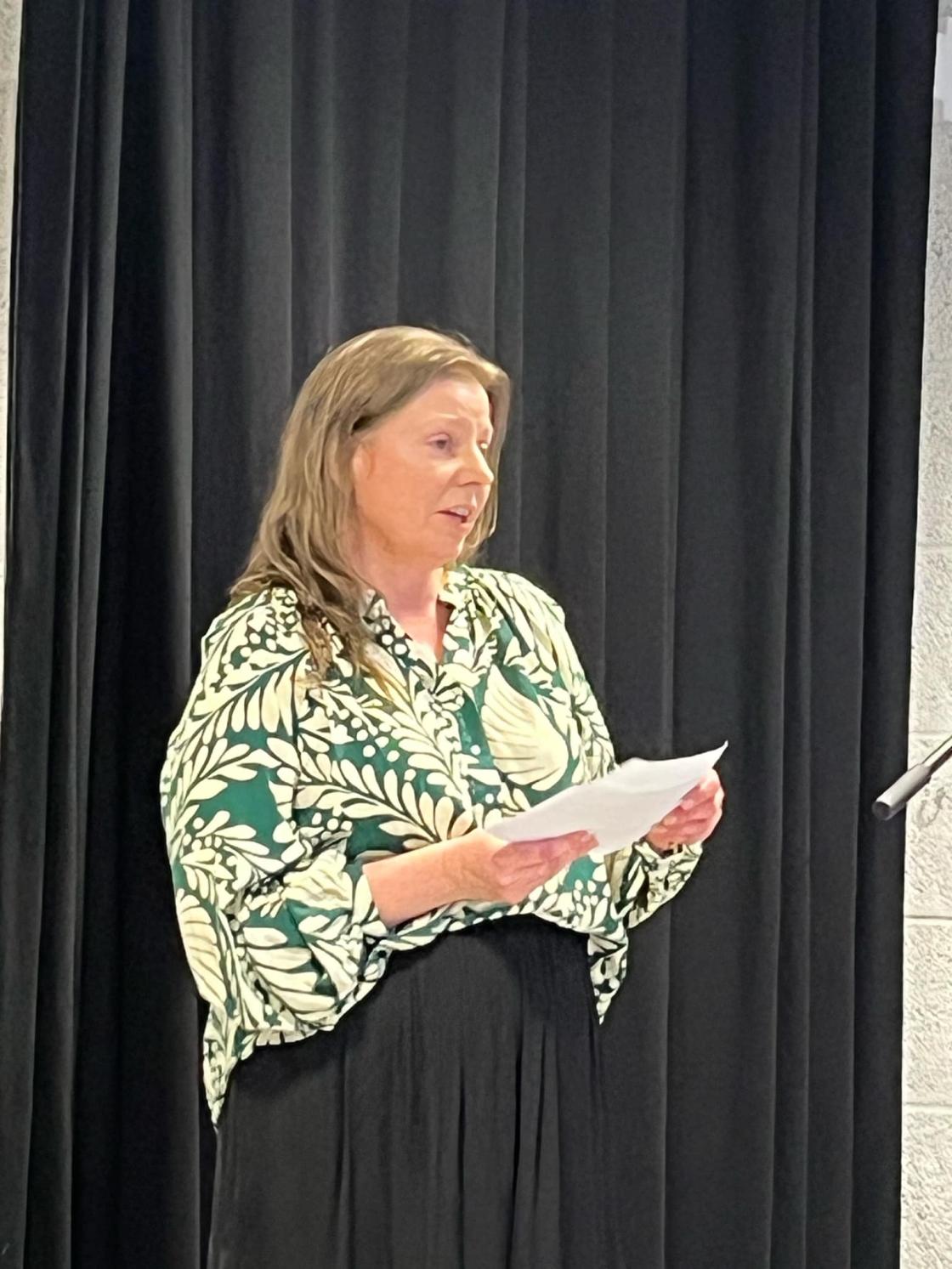 Ann Karin Rudi frå Fjord Ap ønska velkommen til 8.mars arrangement.