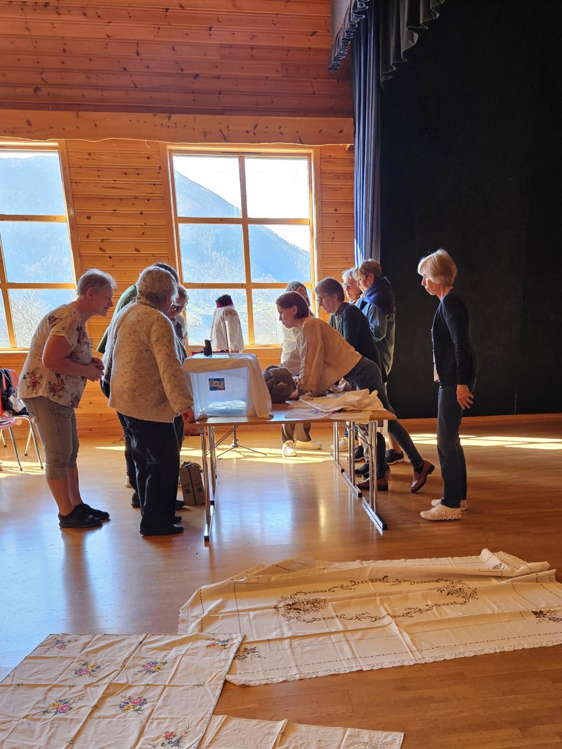 Kvinner ser på handarbeid på bord