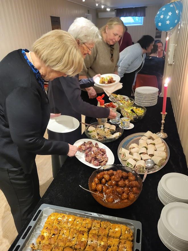 Mat og kake må det være på fest.