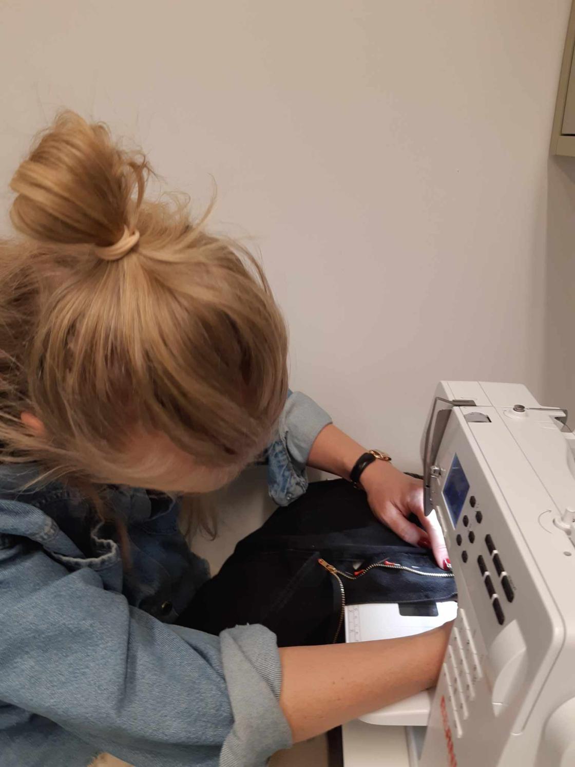 Syr i glidelås med symaskin