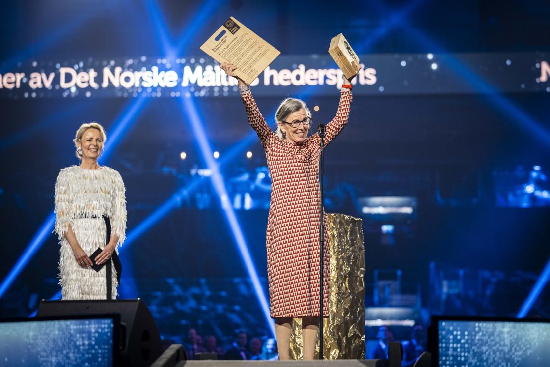 Generalsekretær i Norges Bygdekvinnelag, Cesilie Aurbakken (til høyre) mottar Det Norske Måltids Hederspris for 2024. Leder i Det Norske Måltid Kristin Austigard (til venstre). Foto: FabelMedia. Generalsekretær i Norges Bygdekvinnelag, Cesilie Aurbakken (til høyre) mottar Det Norske Måltids Hederspris for 2024. Leder i Det Norske Måltid Kristin Austigard (til venstre). Foto: FabelMedia.