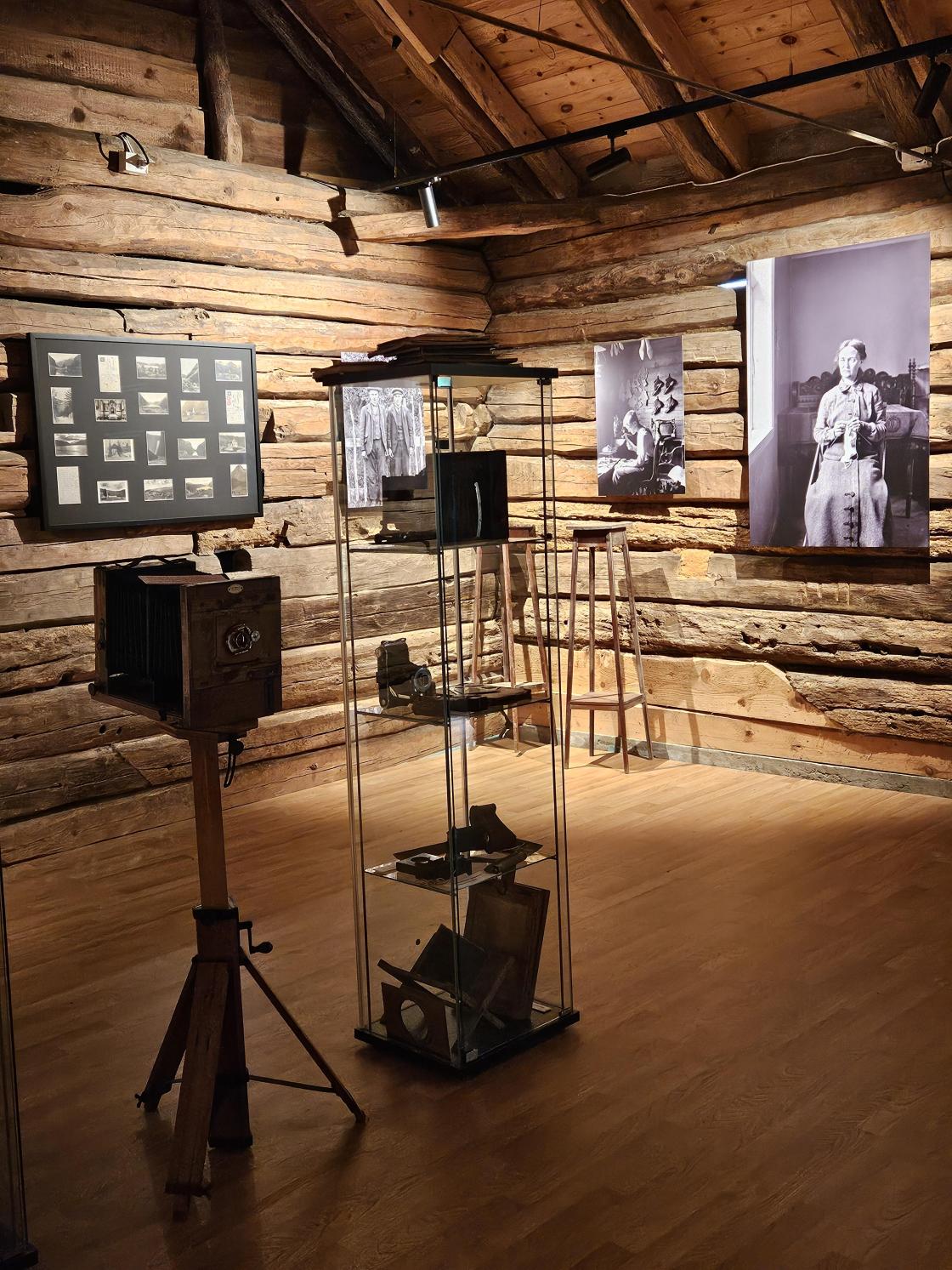 GAmle tømmervegger med svart / kvitt foto, utstilling