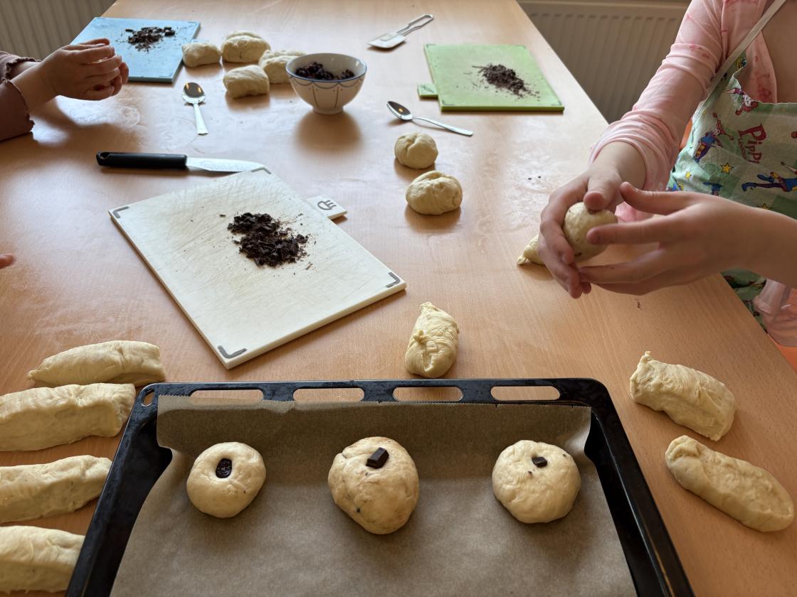Bollebaking med godsaker i.