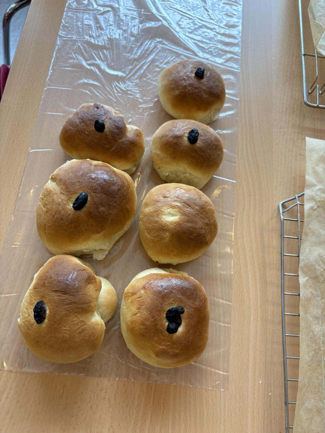 Bollane ferdigsteikte, fordelte og smaka på, resten med heim!