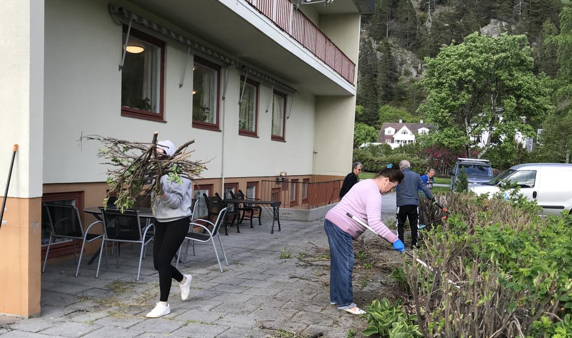 Prøvde å gjere solplassen utanfor vaskeriet litt finare, og med betre stolar og bord.