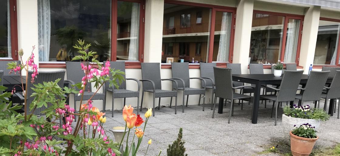 Sjukeheimen hadde kjøpt inn nye stolar og bord.