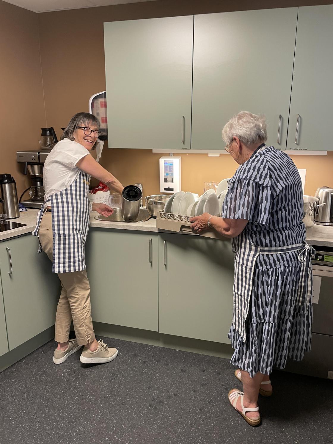 Oppvask- og ryddedamene  Laila og Rigmor.