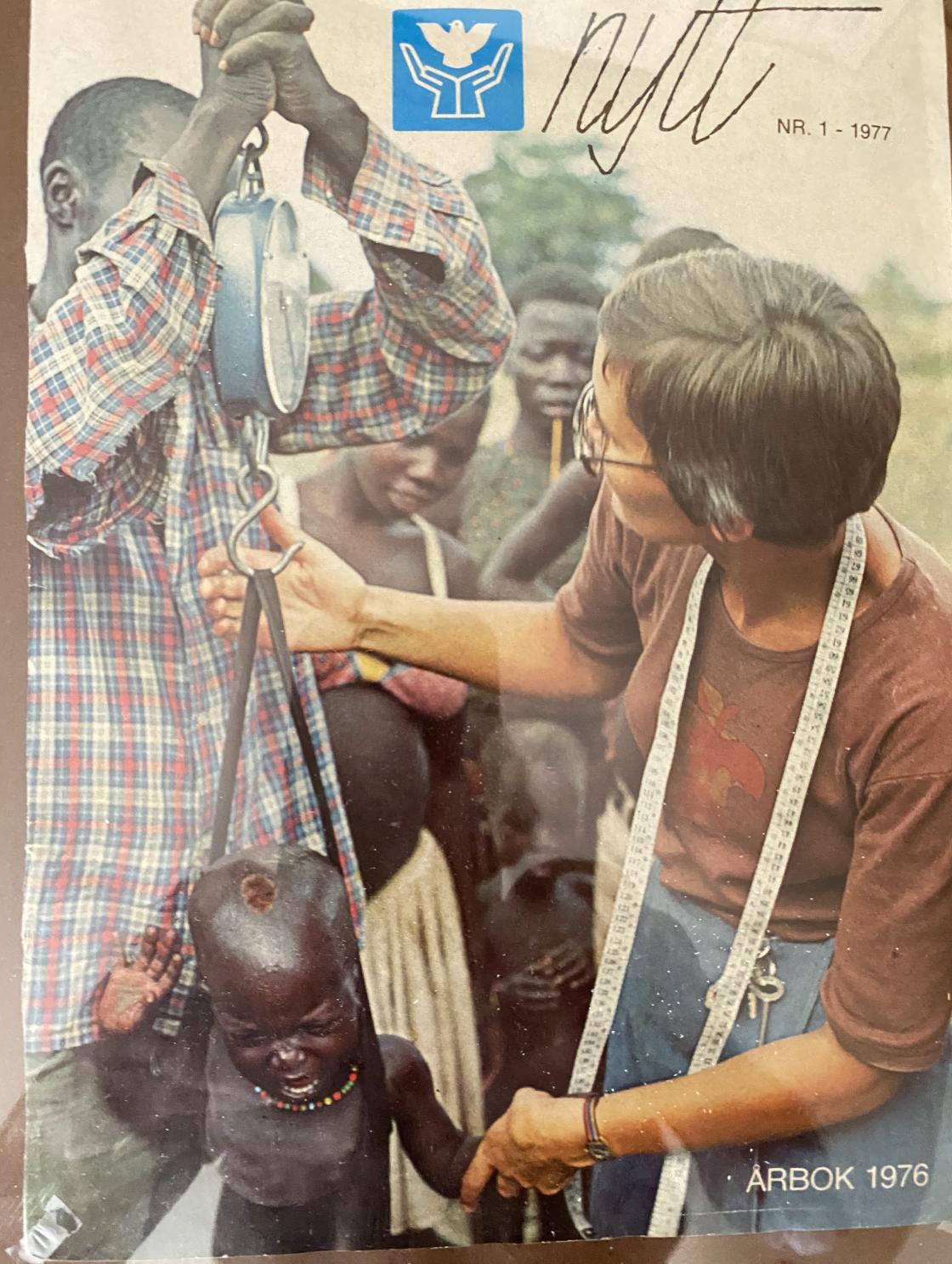 Inger pryder forsida på Kirkens Nødhjelp si årbok for 1976.