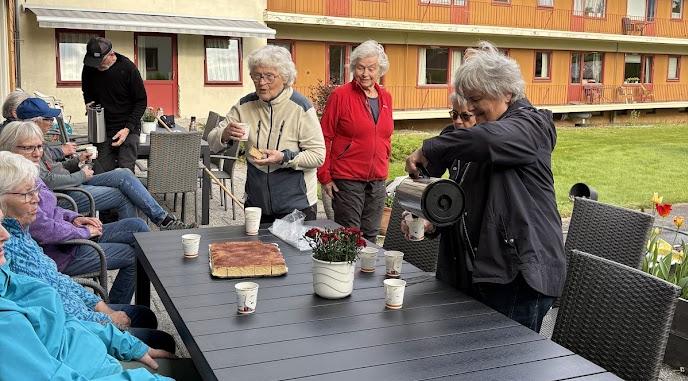 Kjøkkenet kom med kaffi og skuffekake.