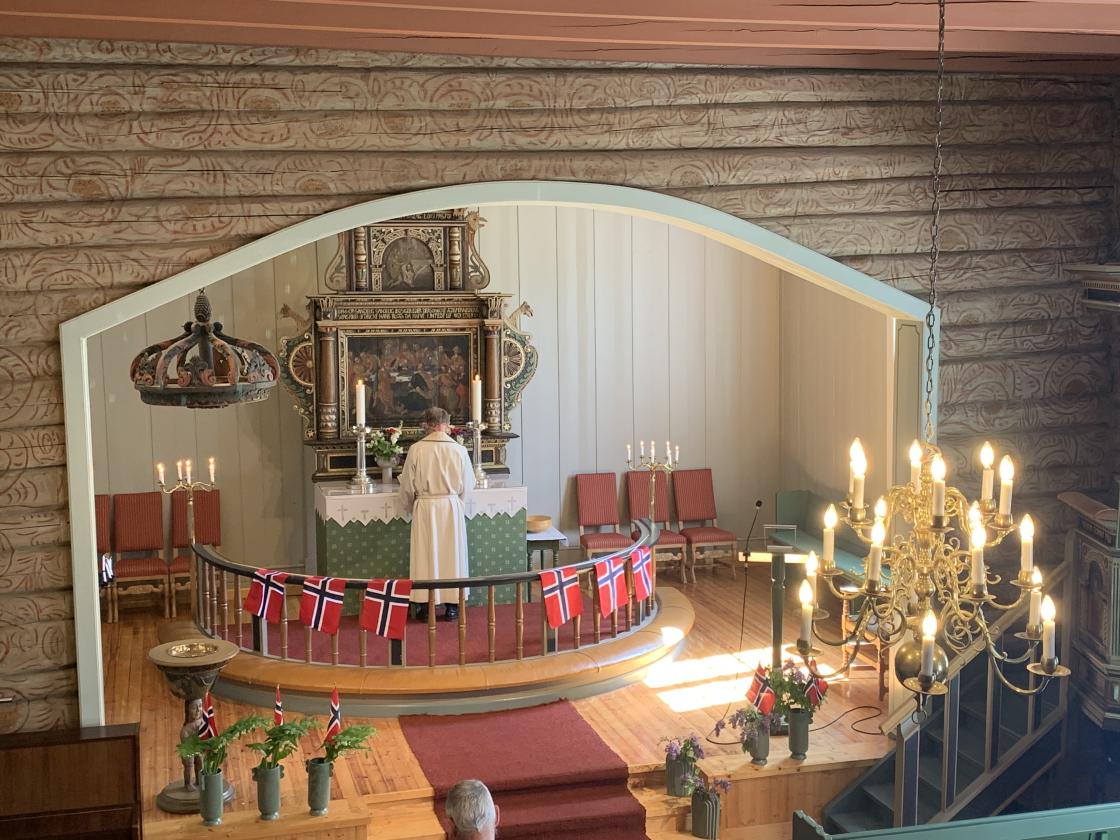 Vikarprest Dagfinn Bugge ledet gudstjenesten i Hillestad kirke