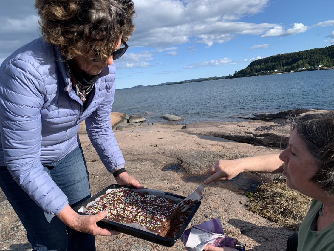 Deilig sjokoladekake ble bydd rundt