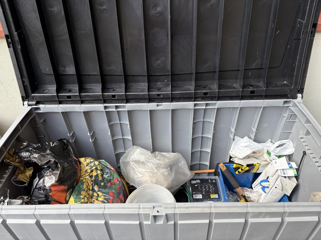 Vigdis rydda og vaska i utstyrskassa vår! - Supert!