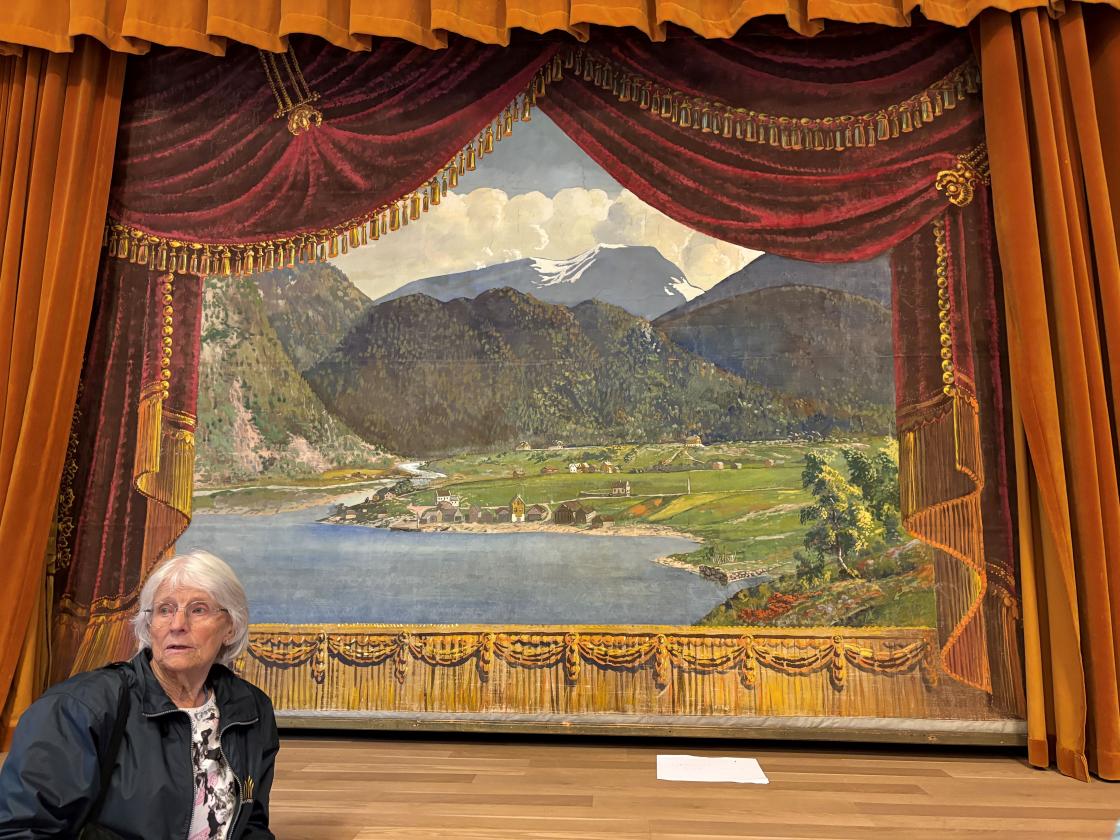 Det nyrestaurerte sceneteppet på ungdomshuset fekk vi og sjå.