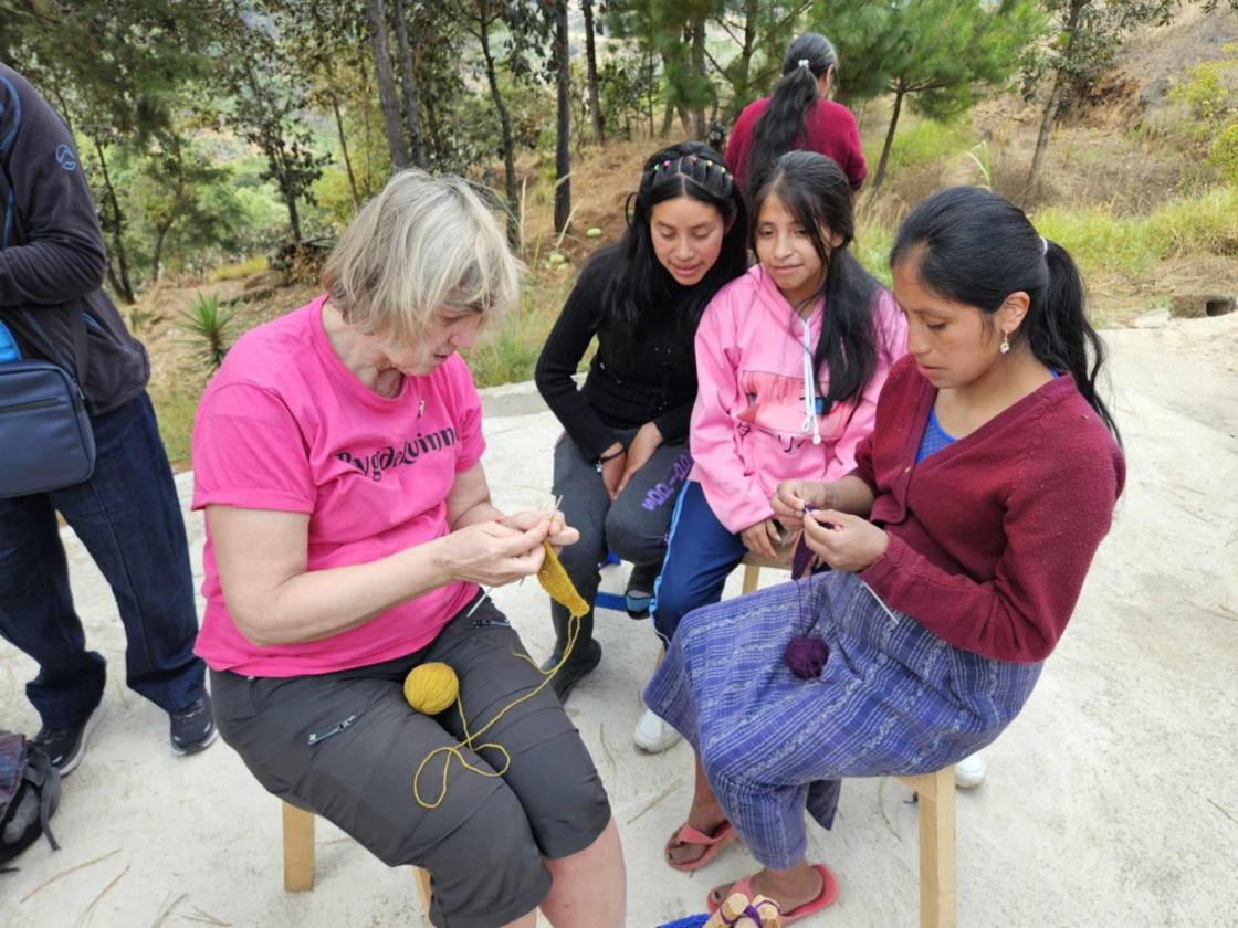 Hilde lærer bort kunsten å strikke