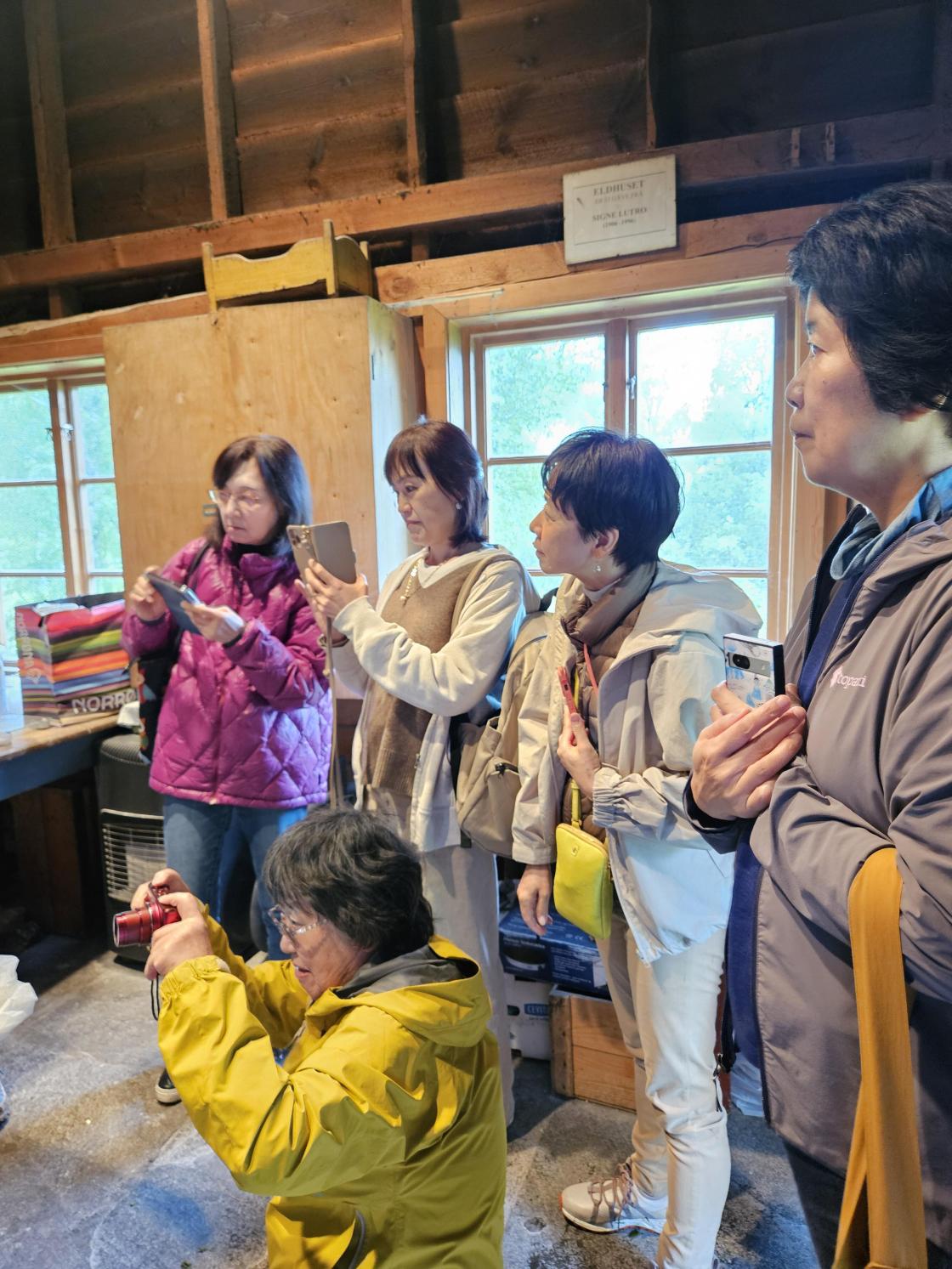 Japanske damer som fotograferer inne i eldhuset