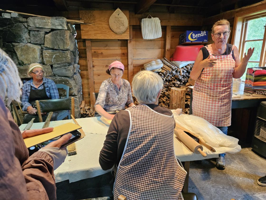 Krotakakebaking i eldhus. Dame med forkle fortel