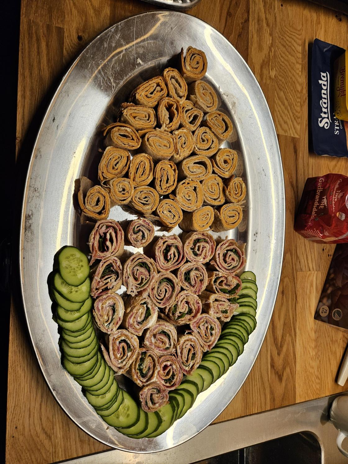 Fat med krotakaker , servert i rull