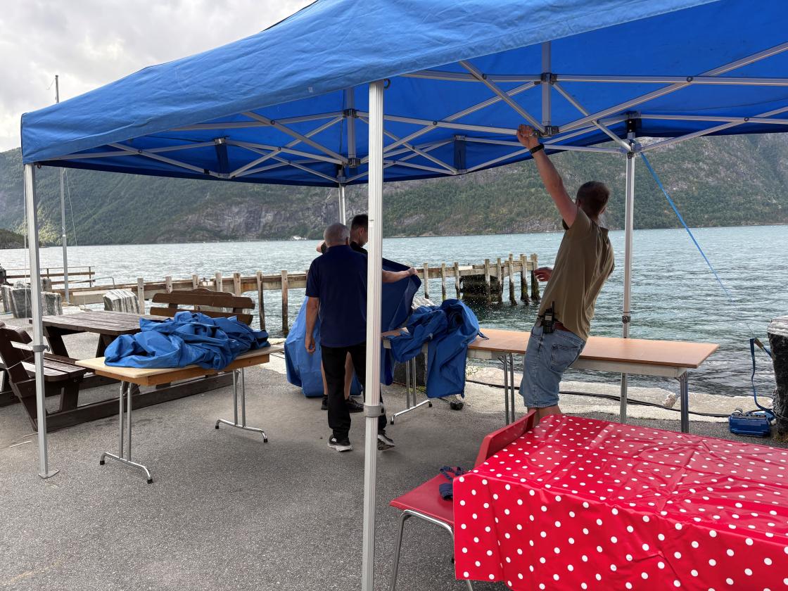 Sterke karar sette opp og bardunerte vaffelteltet!