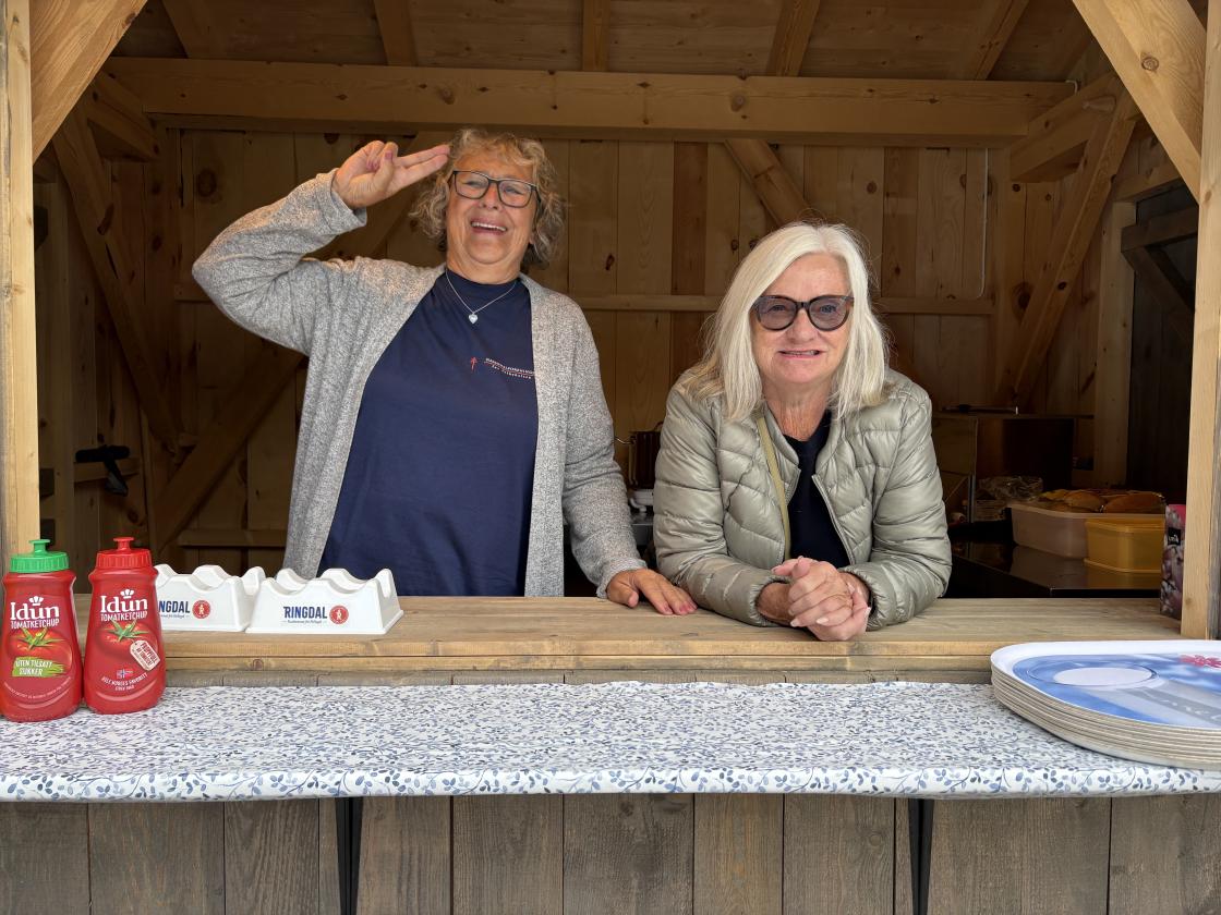 Turid og Marit hadde første vakta i pølsebua.