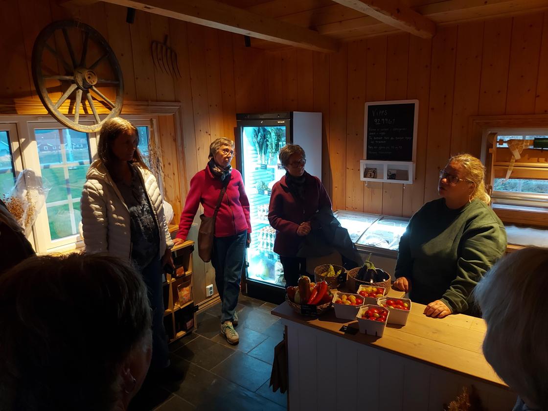 Therese forteller om Himberg. Foto AK