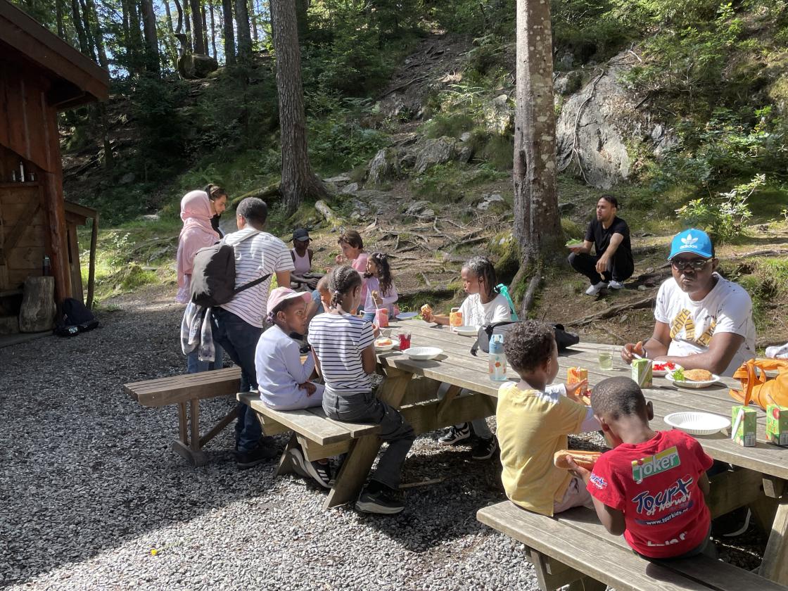 Folk trivdes i sola.