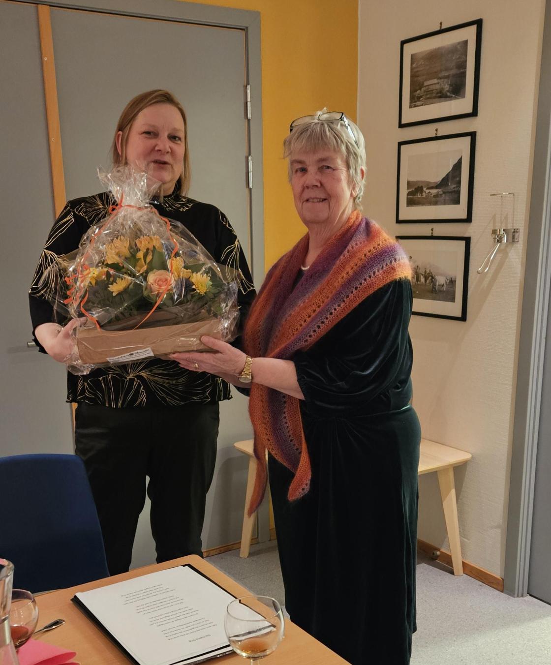 Distriktsleder Grethe Uran overrekker blomster til leder