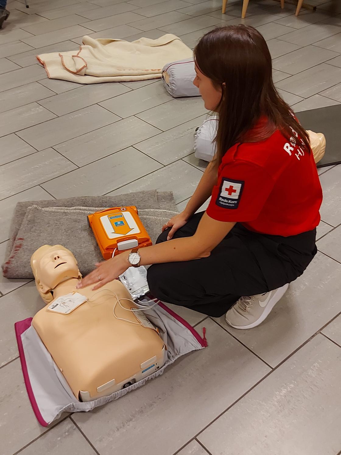 Demo av hjertestarter. Foto: AK