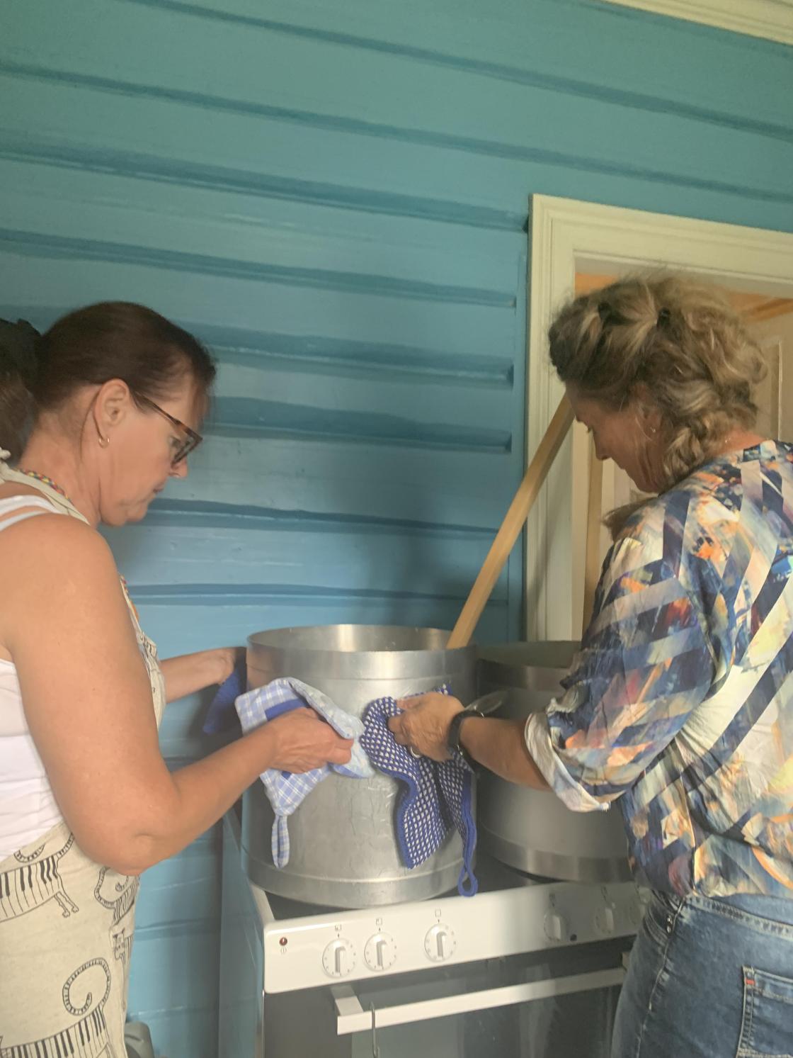 Og innedeiene rørte rømmegrøten fløyelsmyk