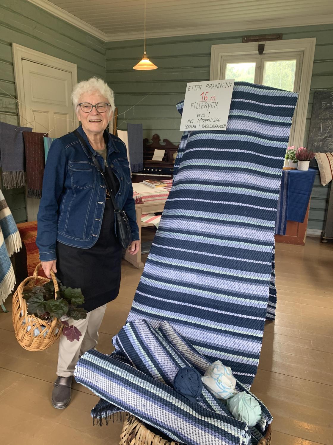 Vevnader hadde Vevstua stilt ut i småskolen. Turid er imponert.