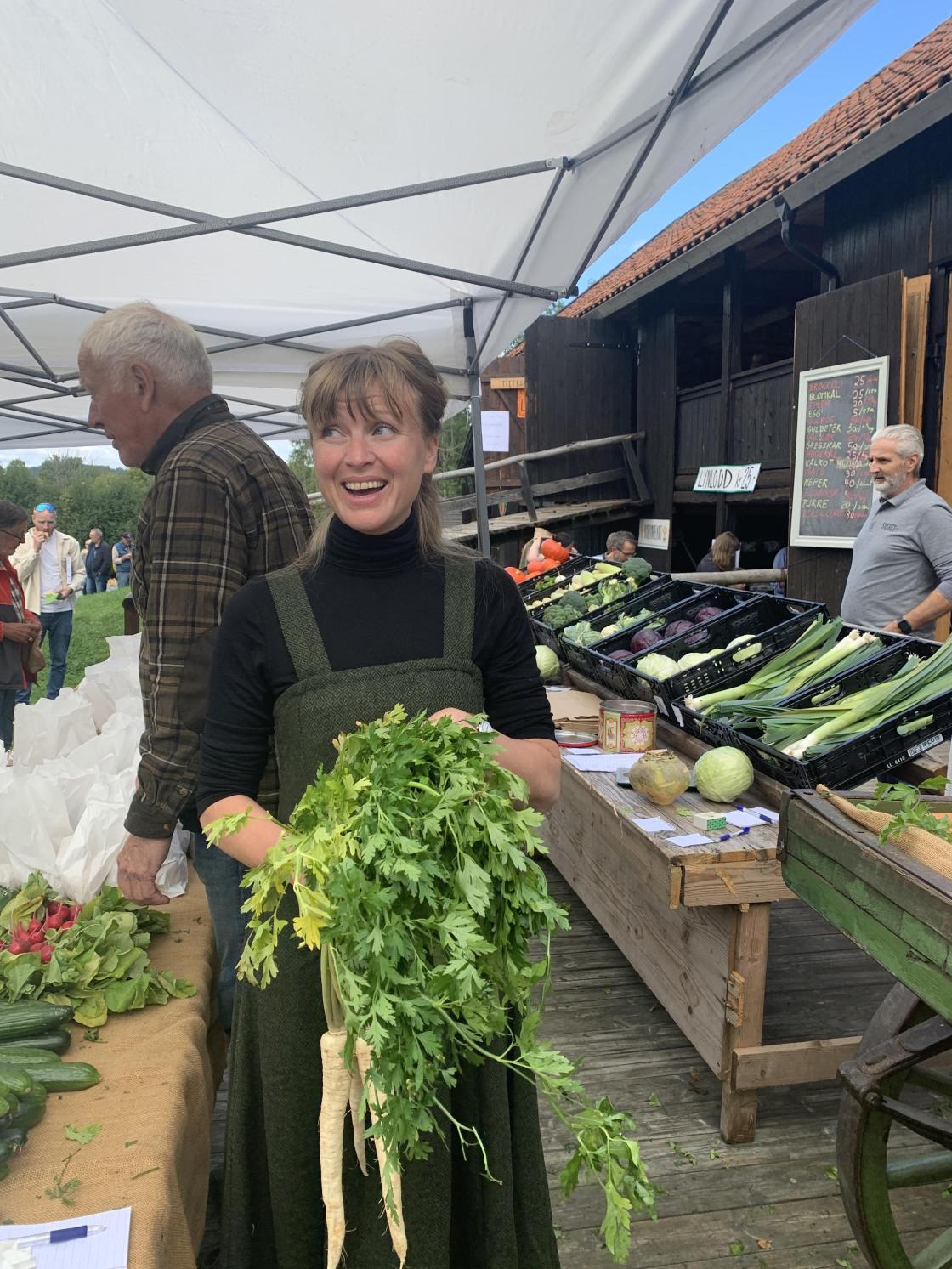 Og Reidvin-tunet hadde bugnende boder med grønnsaker for salg