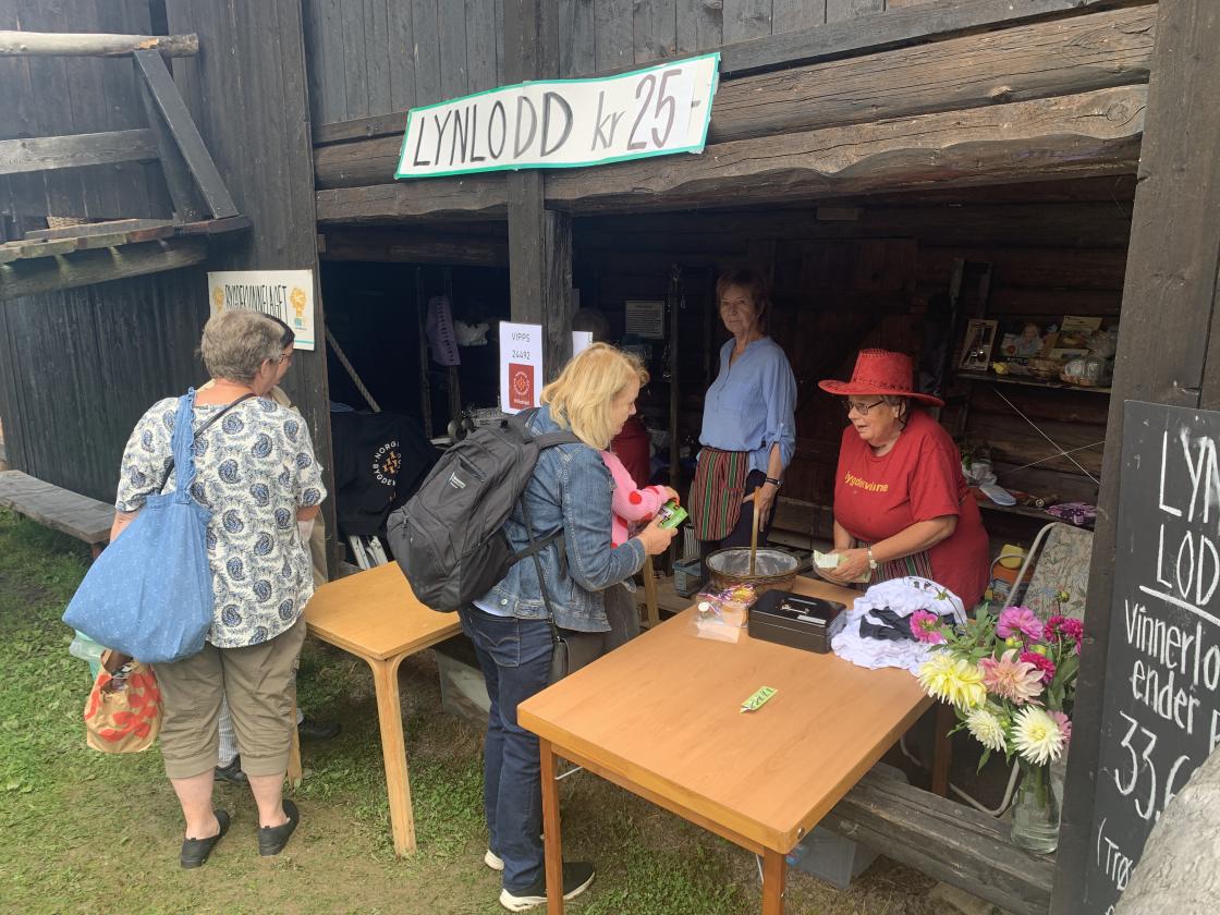 Og loddsalget gikk strykende