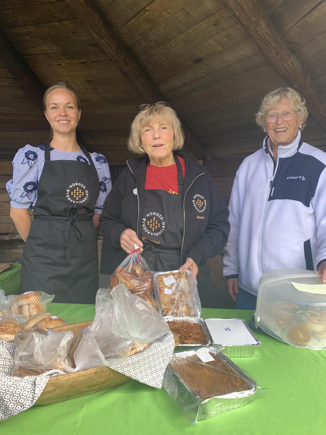 Bakahukens sjef, Torunn, flankert av gode hjelpere - Cecilie og Solfrid