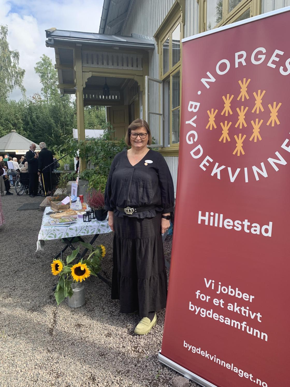 May Synnøve Næs Engen på Hillestad Bygdekvinnelags stand der hun hadde bakt focaccia med mel sponset av Kvelde Mølle
