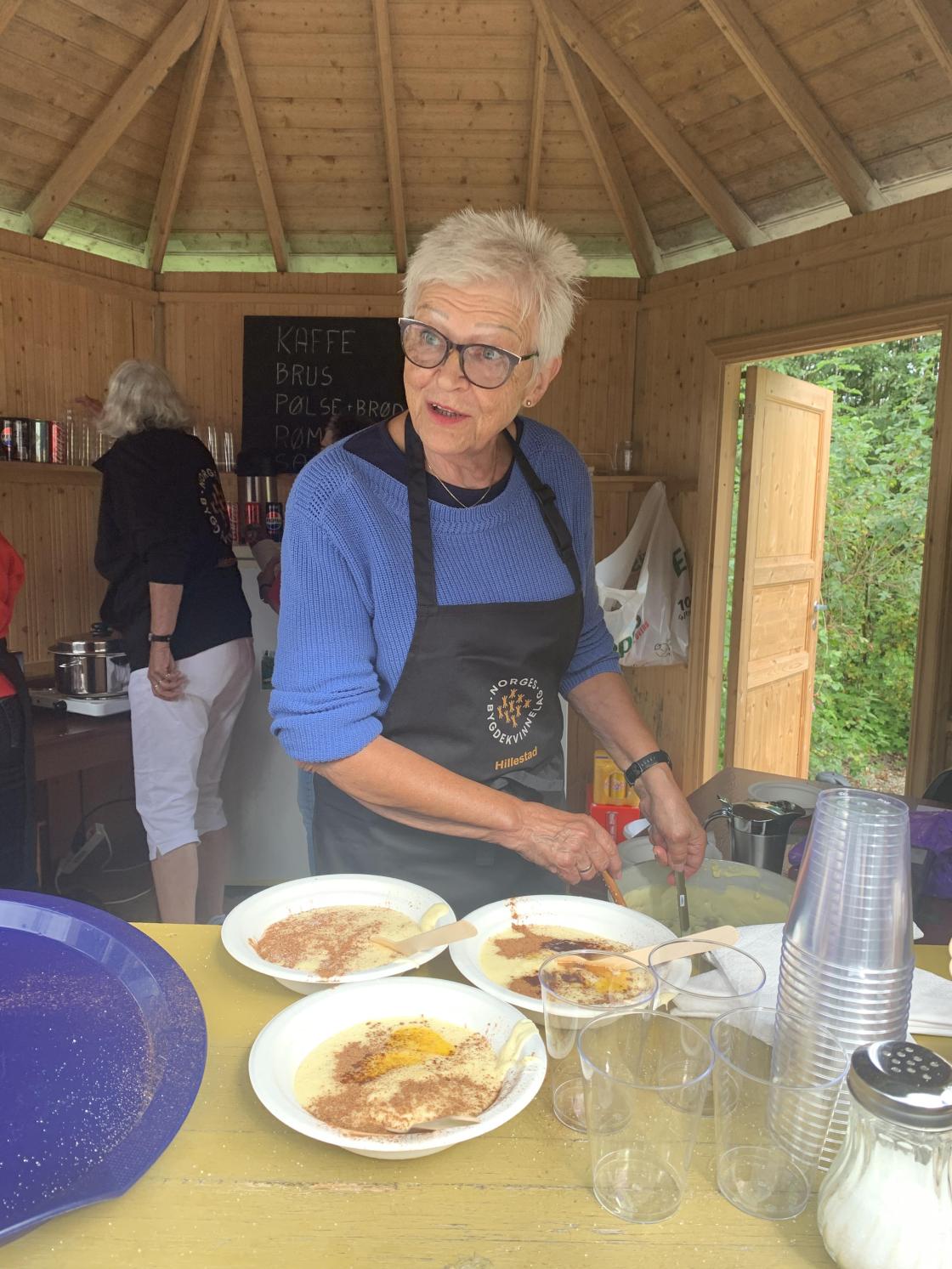 Rømmegrøten fikk bein å gå på - Randi ekspederer effektivt